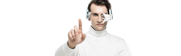 Μπρουνέτ cyborg σε ακουστικά και ψηφιακό φακό μάτι αγγίζοντας κάτι και κοιτάζοντας κάμερα που απομονώνονται σε λευκό, banner - Φωτογραφία, εικόνα