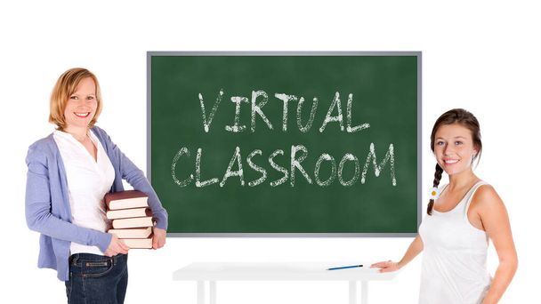 Młoda nauczycielka i uczennica przed tablicą, wirtualna klasa jest napisana na tablicy, odizolowana na białym tle - Zdjęcie, obraz