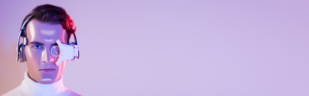 Kyborgin muotokuva kuulokkeissa ja digitaalinen silmälinssi violetilla taustalla, banneri - Valokuva, kuva