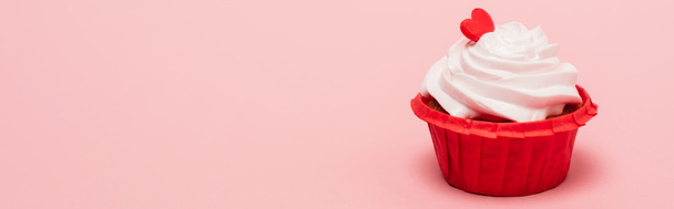 valentines cupcake with red heart on pink background, banner - 写真・画像