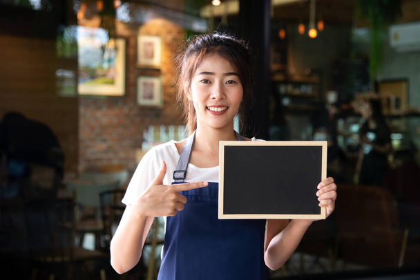 Barista asian women holding label Coffee order in the coffee shop. Service and small business SME Concept - Foto, imagen
