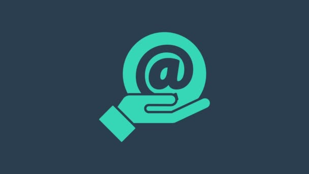 Turkoosi Mail ja sähköposti kädessä kuvake eristetty sinisellä pohjalla. Kirjekuori symboli sähköposti. Sähköpostinumero. 4K Video motion graafinen animaatio - Materiaali, video