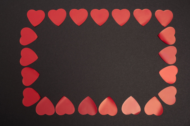 ブラックで隔絶されたハートのバレンタインフレームのトップビュー - 写真・画像