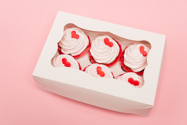 box with valentines cupcakes on pink background - Фото, зображення