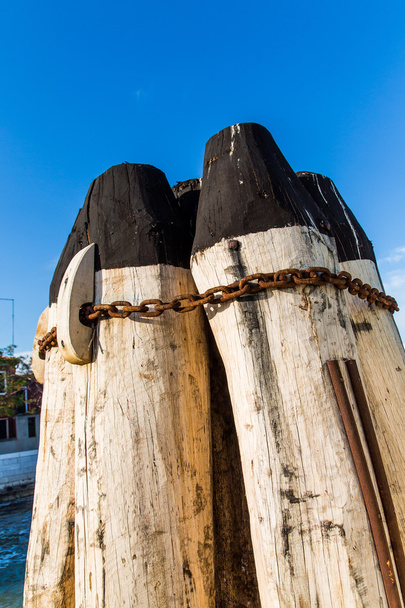 roestige keten rond pier posten - Foto, afbeelding