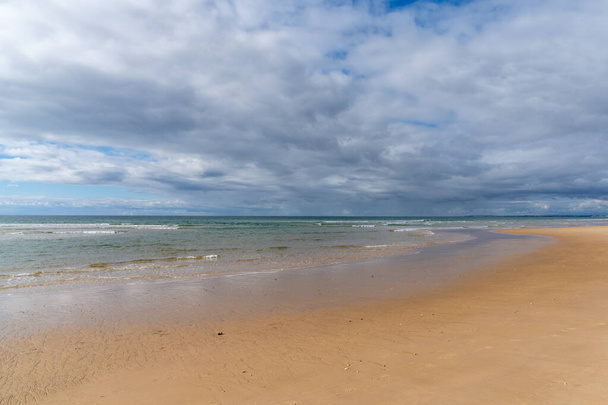 Uma bela praia de areia dourada vazia no Algarve em Portugal - Foto, Imagem