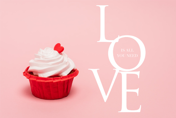 San Valentino cupcake con cuore rosso vicino amore è tutto ciò che serve lettering su sfondo rosa - Foto, immagini