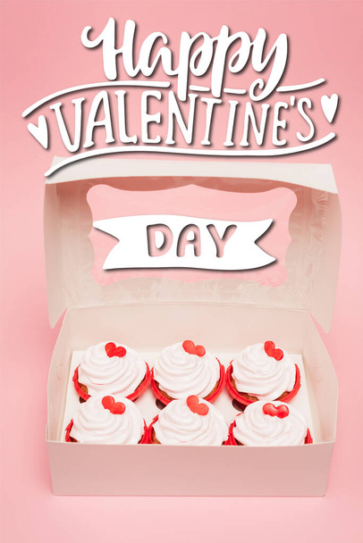 caja con deliciosos cupcakes cerca feliz día de San Valentín letras sobre fondo rosa - Foto, Imagen