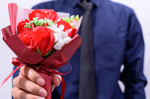 Los hombres tienen un ramo de rosas el día de San Valentín. - Foto, imagen