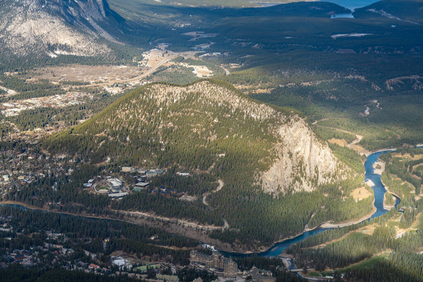 トンネル山とバンフの町の空中ビュー。バンフ国立公園,カナダロッキー山脈,アルバータ州,カナダ. - 写真・画像