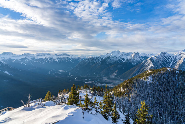 Sendero de montaña de azufre, escaleras de madera y pasarelas a lo largo de la cumbre. Parque Nacional Banff, Rockies canadienses. AB, Canadá - Foto, Imagen