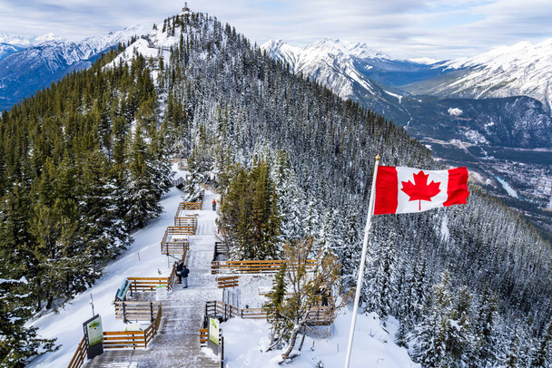 Sülfür dağı patikası, tahta merdivenler ve zirve boyunca tahta kaldırımlar. Banff Ulusal Parkı, Kanada Kayalıkları. AB, Kanada - Fotoğraf, Görsel