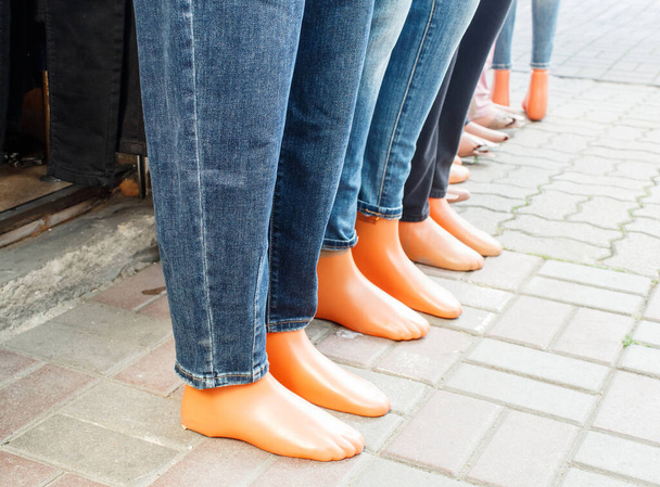 piernas de maniquíes vestidos con jeans en el mercado de la ciudad al aire libre en el día soleado - Foto, imagen