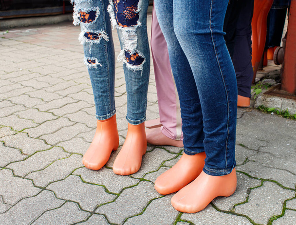 piernas de maniquíes vestidos con jeans de mujer en el mercado de la ciudad al aire libre en un día soleado - Foto, imagen