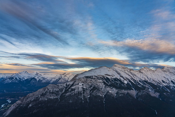 Montaña cubierta de nieve cordillera Rundle en hermoso atardecer. Cielo de nubes rosas rojas en el fondo. Parque Nacional Banff en invierno, Rockies Canadienses. Hermoso paisaje natural. - Foto, Imagen