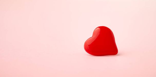 Καρδιά του Αγίου Βαλεντίνου σε ροζ φόντο - Φωτογραφία, εικόνα