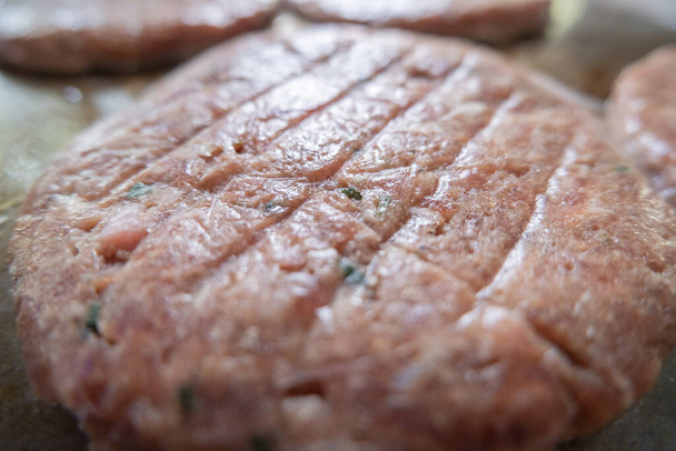 Smażenie mięsa hamburgera na dużej patelni - Zdjęcie, obraz