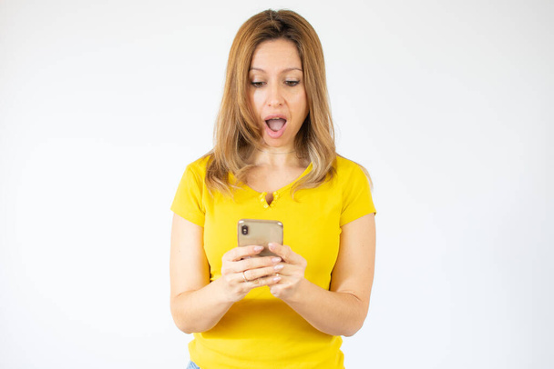 jovem mulher usando móvel sobre fundo isolado com uma expressão confiante no rosto inteligente surpreendido - Foto, Imagem