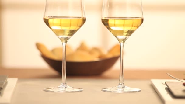 Casal brinde com vinho no restaurante
 - Filmagem, Vídeo