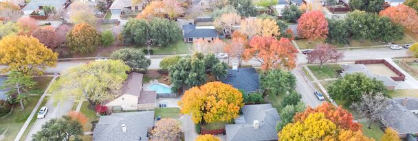 Vista aérea panorámica del barrio residencial con hileras de casas unifamiliares y coloridas hojas de otoño en Coppell, Texas, Estados Unidos. Hermoso follaje de otoño al atardecer - Foto, imagen