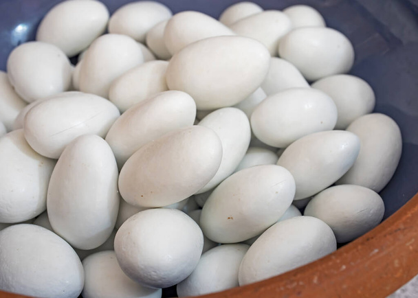 білі цукерки дражі з мигдалем
 - Фото, зображення