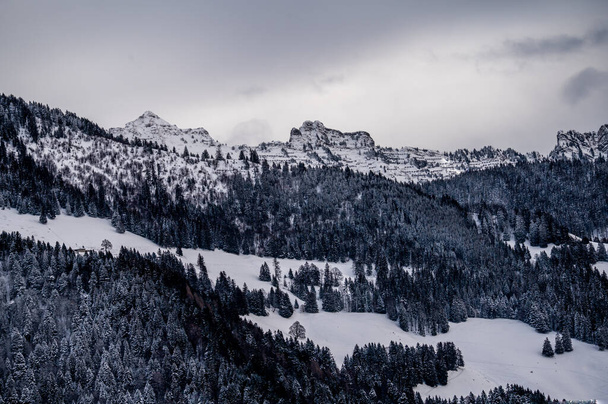 Montañas cubiertas de nieve. Escena tranquila en invierno. Les Pleiades, Suiza. Belleza en la naturaleza. - Foto, imagen