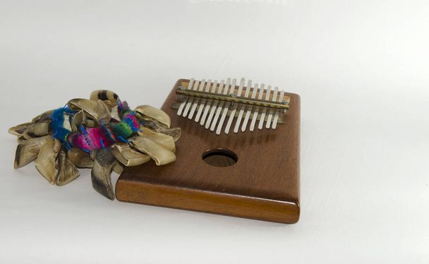 divers instruments de musique artisanale isolés sur fond blanc, sabots - Photo, image