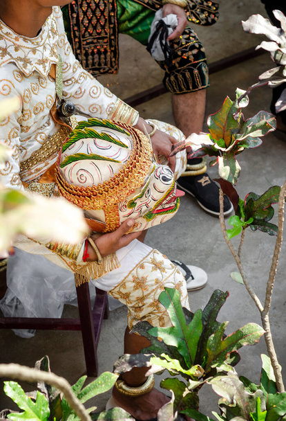 performer com máscara tradicional de Lakhon Khol traje de cerimônia de dança no Wat Svay Andet Patrimônio Cultural Imaterial da UNESCO na província de Kandal Camboja - Foto, Imagem