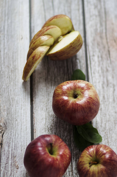 Μεγάλα κόκκινα μήλα βρίσκονται σε ένα ξύλινο τραπέζι - Φωτογραφία, εικόνα