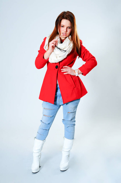Elegante dama de abrigo rojo en el estudio - Foto, Imagen
