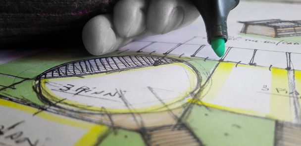 Arquitecto diseñando a mano alzada en su estudio - Foto, imagen