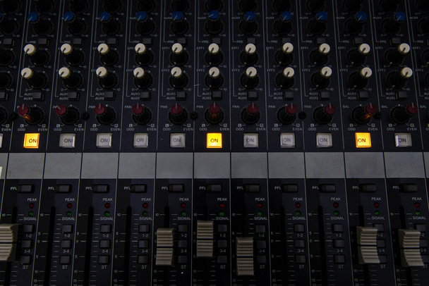 Zbliżenie profesjonalnej Audio Digital Mixing Sound Console - Zdjęcie, obraz
