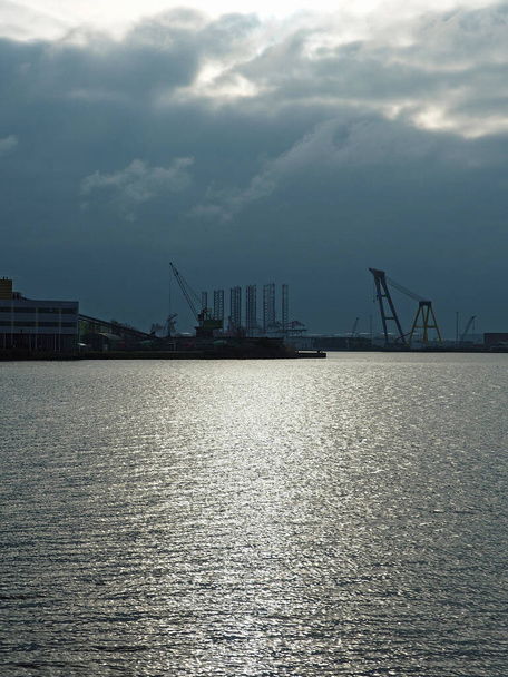 Industrielle grüne Energieturbinen, Baustelle am Horizont, Nord-Ostsee-Kanal, Niederlande - Foto, Bild