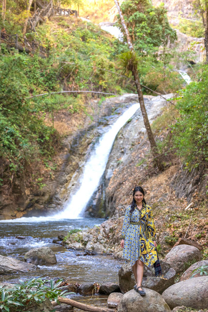 Tajska kobieta podróżnik podróży do niesamowicie piękne w tropikalnym lesie - Zdjęcie, obraz
