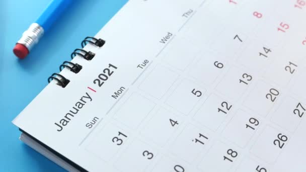 детальный кадр календаря, показывающий январь месяц и дату  - Кадры, видео