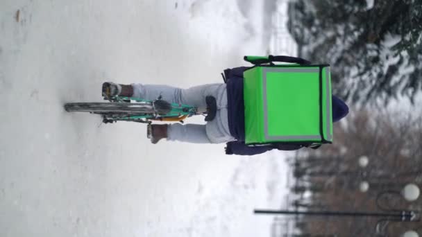 Courier livre de la nourriture avec sac à dos en hiver - Séquence, vidéo