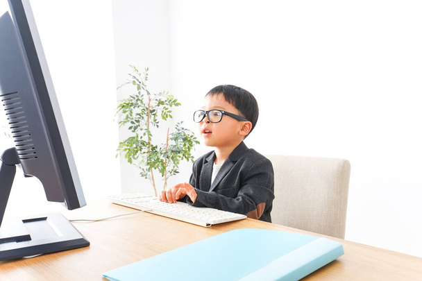 Детский бизнесмен, работающий в офисе - Фото, изображение