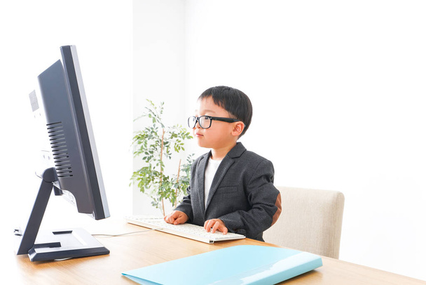 Child businessman working at office - Fotoğraf, Görsel