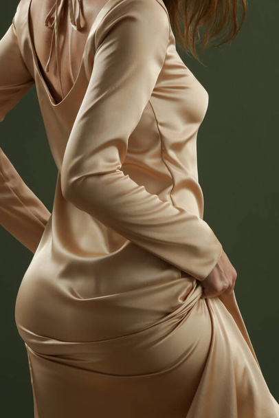 Модна студія знімок жінки в бежевому шовковому атласному платті
 - Фото, зображення