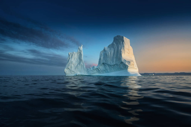 zwevende gletsjer met een menselijk gezicht van schaduwen - Foto, afbeelding
