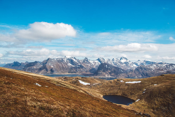 Νορβηγικά βουνά και τοπία στα νησιά Lofoten. Φυσικό σκανδιναβικό τοπίο. Τόπος για κείμενο ή διαφήμιση. - Φωτογραφία, εικόνα