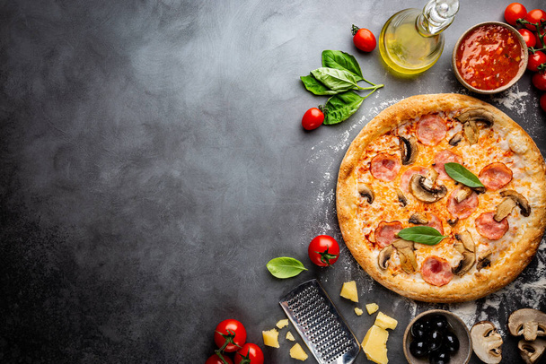 Chutné houby a šunková pizza - Fotografie, Obrázek