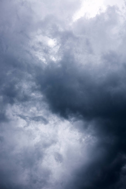 Nubes oscuras de tormenta gris ominosa. Cielo dramático. - Foto, imagen