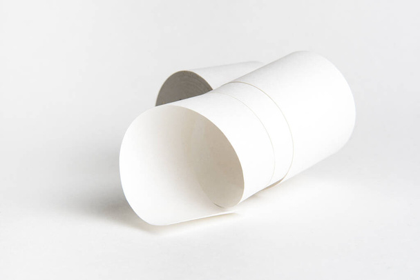 rollo laminado de papel blanco estrecho - Foto, Imagen