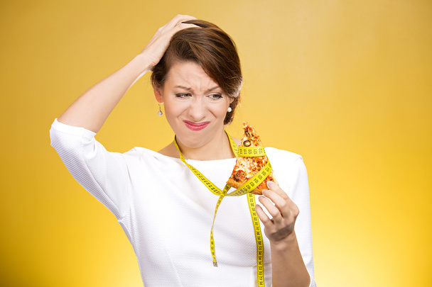 žena držící pizza s měřicí pásku kolem - Fotografie, Obrázek