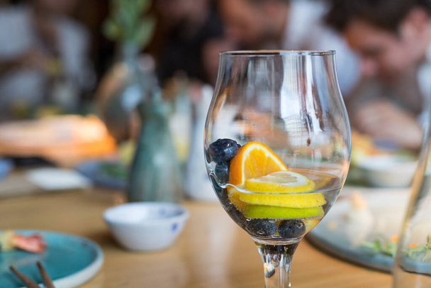 Um copo de água e frutas em um restaurante. - Foto, Imagem