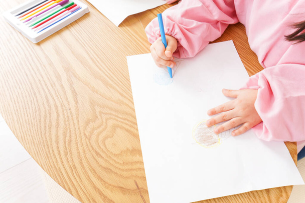 Kinderen en leraar schilderen op de kleuterschool - Foto, afbeelding
