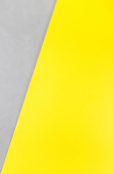 Diagonale avec papier jaune et texture de béton gris, fond vierge pour gabarit, couleurs de l'année 2021, verticale, espace de copie - Photo, image