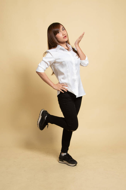 Full body of happy beautiful young asian woman on beige background - Foto, immagini