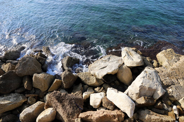 великі камінці й мушлі на берегах Середземного моря на півночі Ізраїлю.  - Фото, зображення